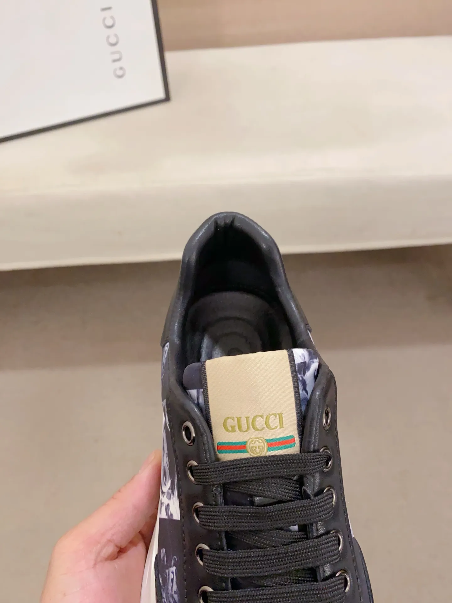 Men's shoes💰 420💰The new GUCCI (Gucci) counters are launched simultaneously. The new men's shoes, 😘fabrics are selected from imported cowhide, and the lining is sheepskin lining. 👍🏿 High-end ☄️ air-cushion molded anti-slip rubber outsole, exquisite lines, simple and elegant, comfortable and high-end for leisure travel. Code number: 38 to 44 (45 can be customized and cannot be returned or exchanged)